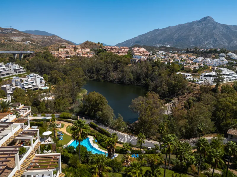 Apartment Jasmine is a beautifully renovated three-bedroom apartment for sale in the exclusive Palacetes Los Belvederes, an established residential community in Nueva Andalucía. Originally built in 2003 and fully modernised in 2024, this southeast-facing 