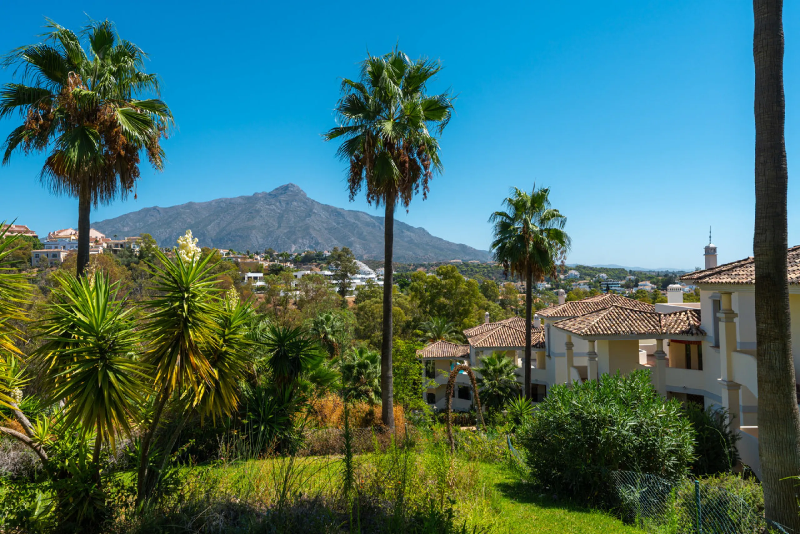 Apartment Jasmine is a beautifully renovated three-bedroom apartment for sale in the exclusive Palacetes Los Belvederes, an established residential community in Nueva Andalucía. Originally built in 2003 and fully modernised in 2024, this southeast-facing 