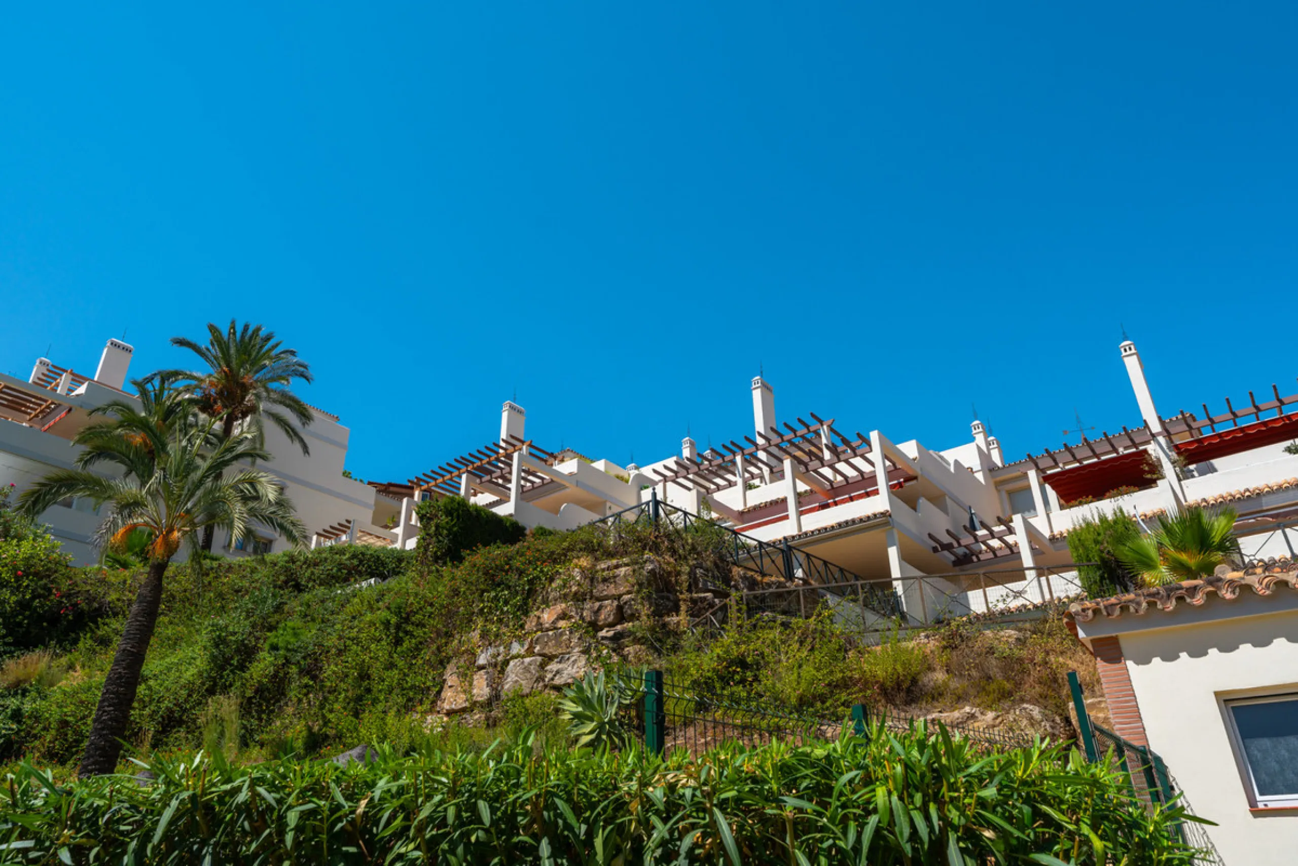 Apartment Jasmine is a beautifully renovated three-bedroom apartment for sale in the exclusive Palacetes Los Belvederes, an established residential community in Nueva Andalucía. Originally built in 2003 and fully modernised in 2024, this southeast-facing 