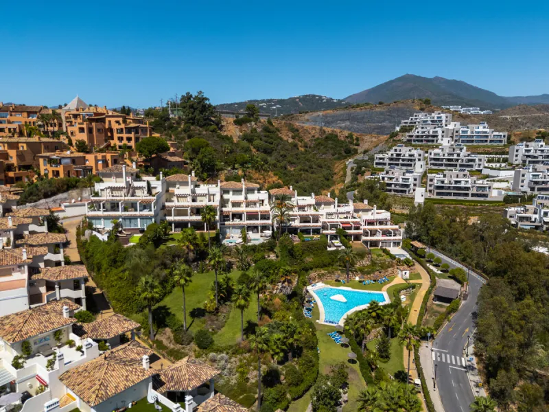 Apartment Jasmine is a beautifully renovated three-bedroom apartment for sale in the exclusive Palacetes Los Belvederes, an established residential community in Nueva Andalucía. Originally built in 2003 and fully modernised in 2024, this southeast-facing 