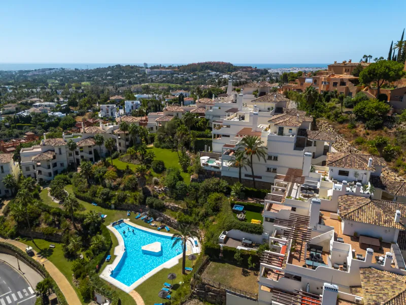 Apartment Jasmine is a beautifully renovated three-bedroom apartment for sale in the exclusive Palacetes Los Belvederes, an established residential community in Nueva Andalucía. Originally built in 2003 and fully modernised in 2024, this southeast-facing 