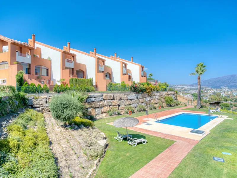 Beautiful semi-detached house in the prestigious community of Los Jaralillos, located in the sought after area of El Paraíso, Benahavís. Located near golf courses, this property offers an ideal combination of comfort, privacy and excellent location. This 