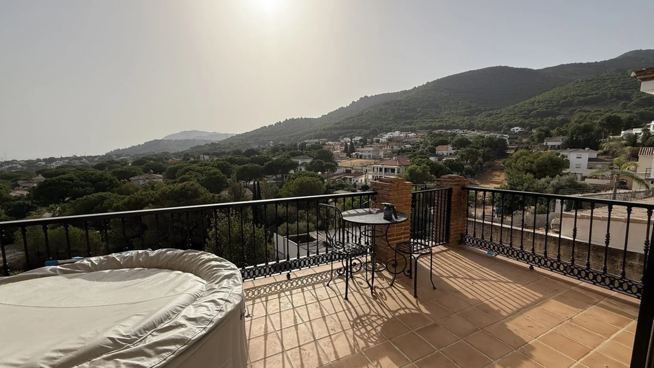 With incredible views down the valley to the coast of Málaga and the sea, this impressive, detached villa can be used as either a spacious family home or has the possibility of being a high-end B&B business.