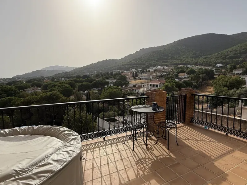 With incredible views down the valley to the coast of Málaga and the sea, this impressive, detached villa can be used as either a spacious family home or has the possibility of being a high-end B&B business.