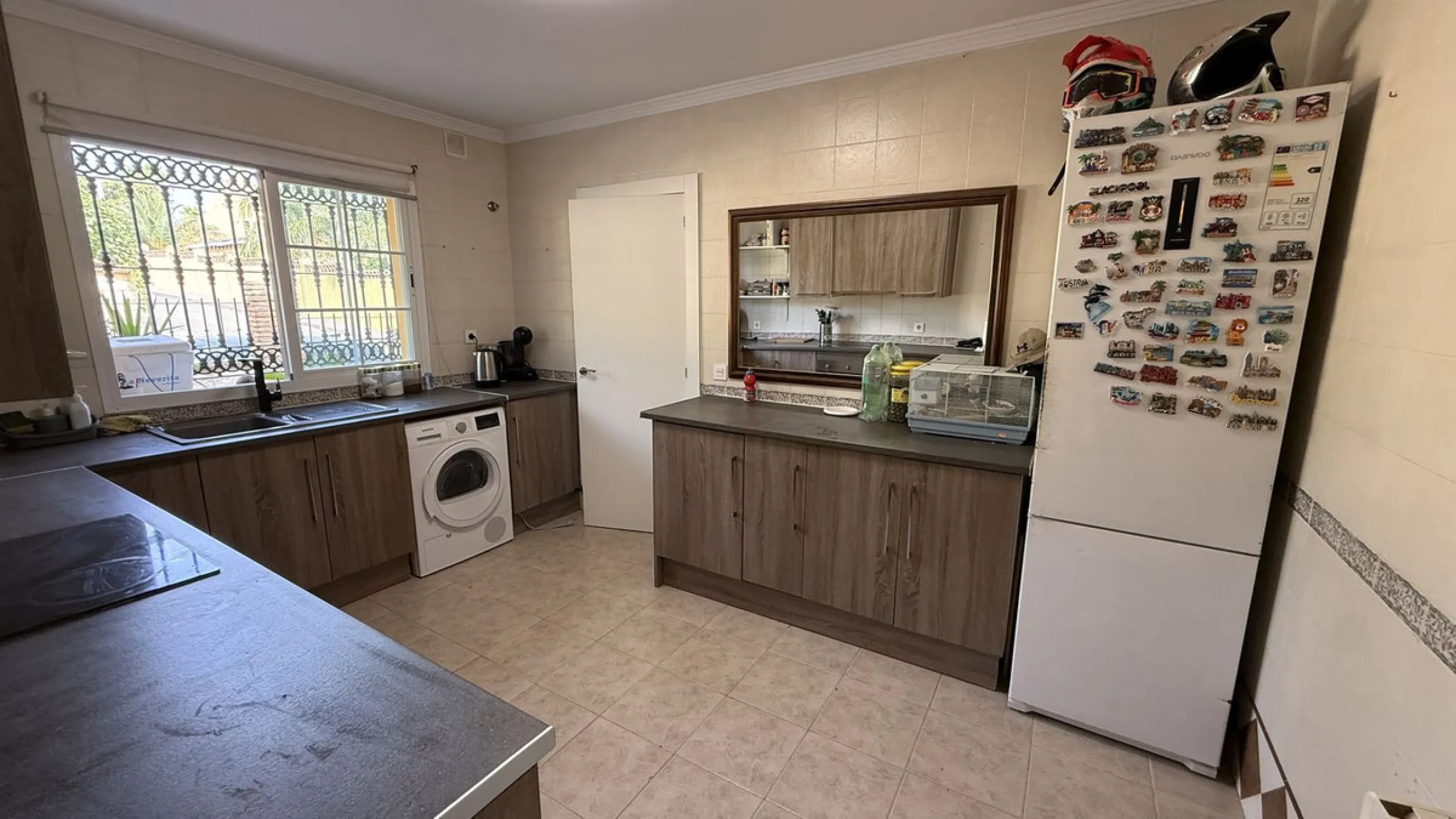 With incredible views down the valley to the coast of Málaga and the sea, this impressive, detached villa can be used as either a spacious family home or has the possibility of being a high-end B&B business.