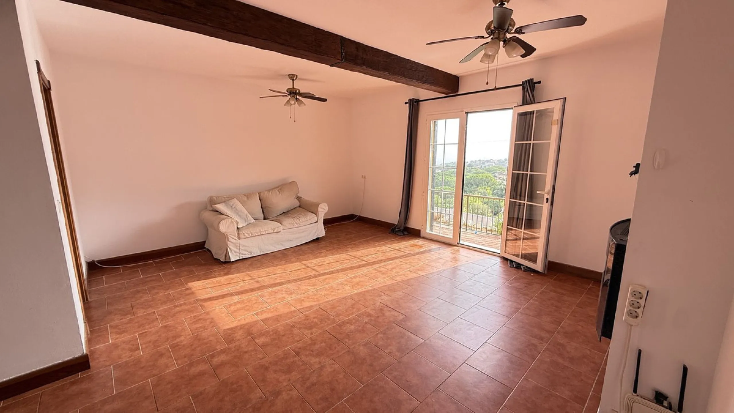 With incredible views down the valley to the coast of Málaga and the sea, this impressive, detached villa can be used as either a spacious family home or has the possibility of being a high-end B&B business.