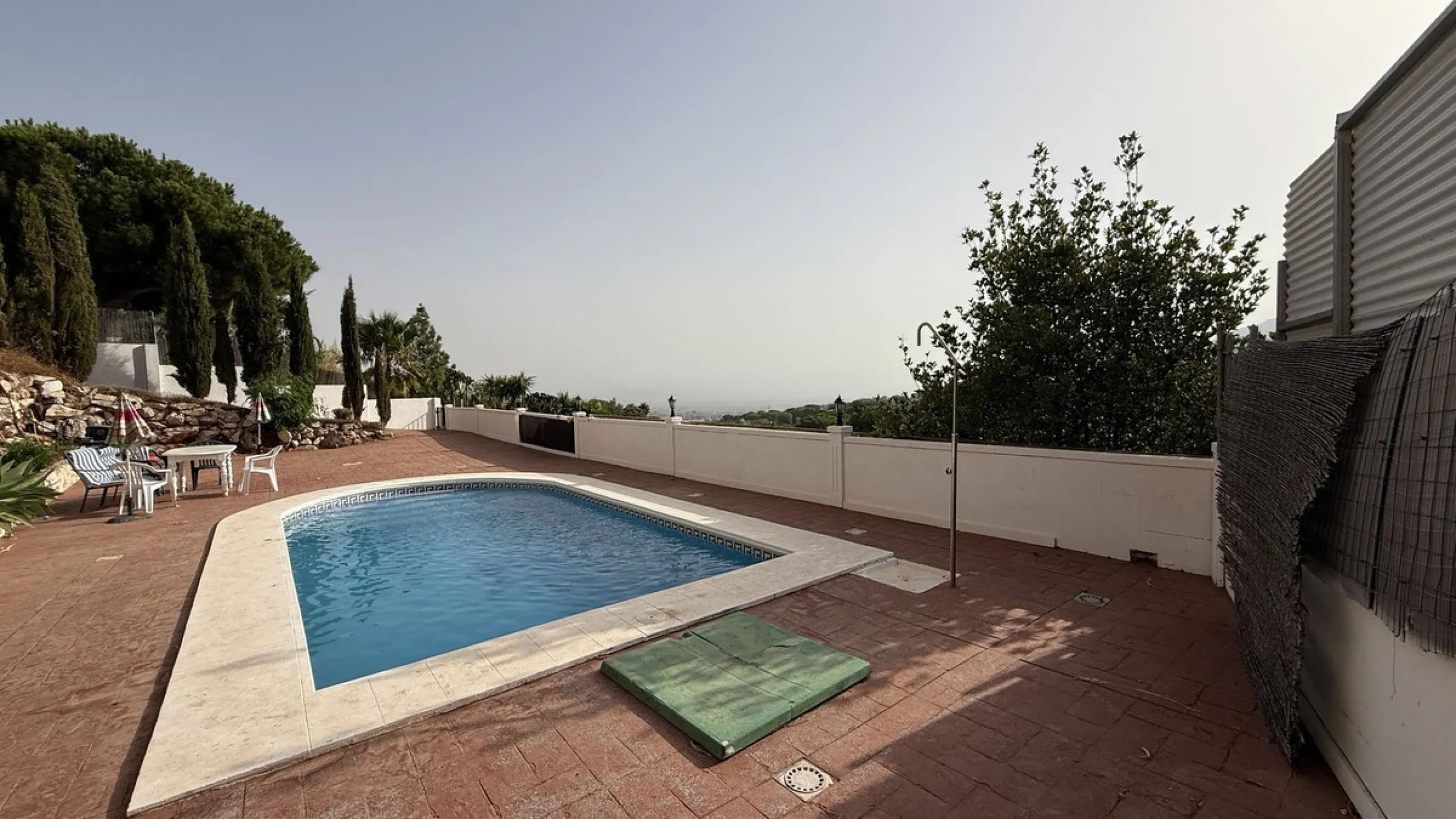With incredible views down the valley to the coast of Málaga and the sea, this impressive, detached villa can be used as either a spacious family home or has the possibility of being a high-end B&B business.