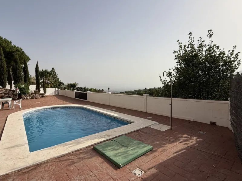 With incredible views down the valley to the coast of Málaga and the sea, this impressive, detached villa can be used as either a spacious family home or has the possibility of being a high-end B&B business.