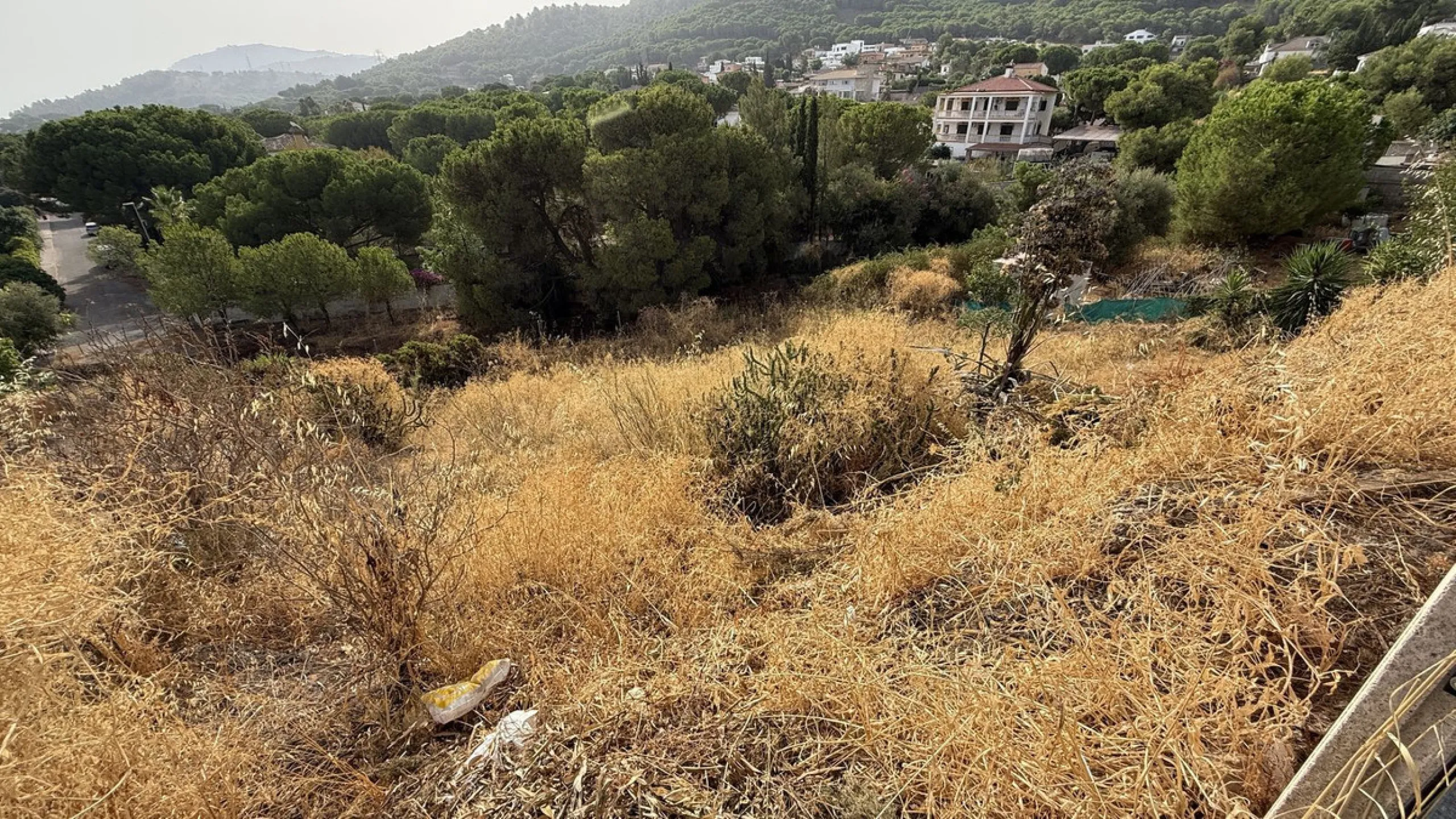 With incredible views down the valley to the coast of Málaga and the sea, this impressive, detached villa can be used as either a spacious family home or has the possibility of being a high-end B&B business.