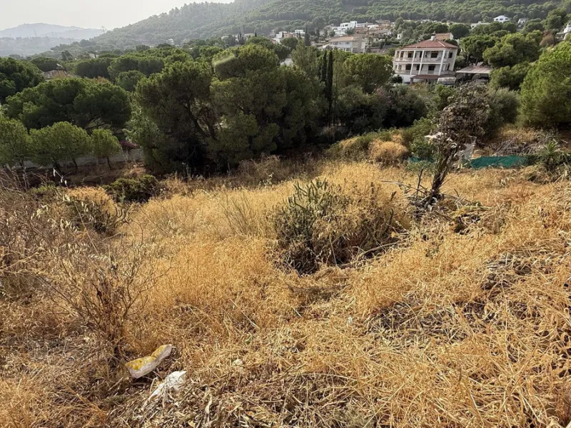 With incredible views down the valley to the coast of Málaga and the sea, this impressive, detached villa can be used as either a spacious family home or has the possibility of being a high-end B&B business.