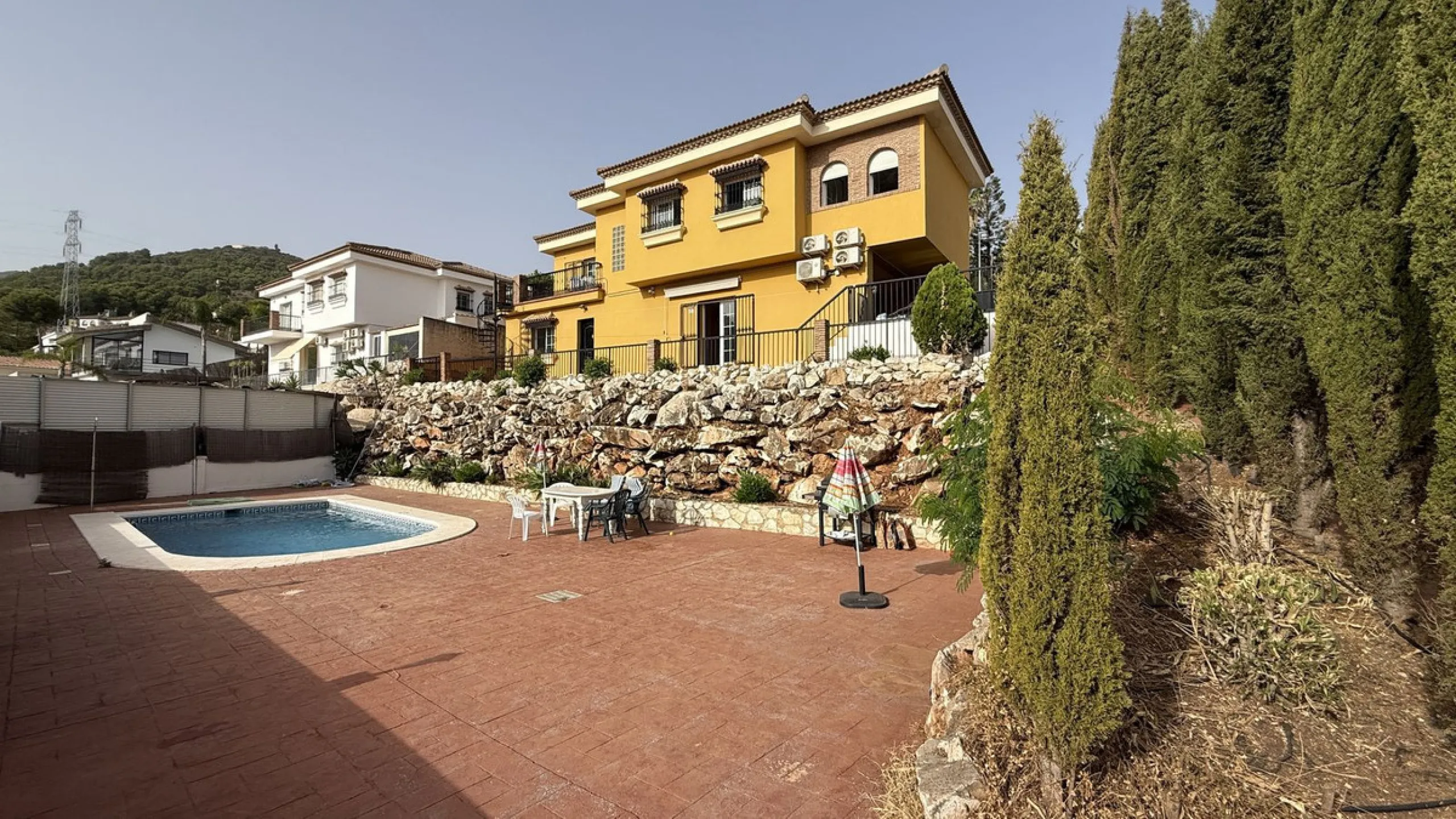 With incredible views down the valley to the coast of Málaga and the sea, this impressive, detached villa can be used as either a spacious family home or has the possibility of being a high-end B&B business.
