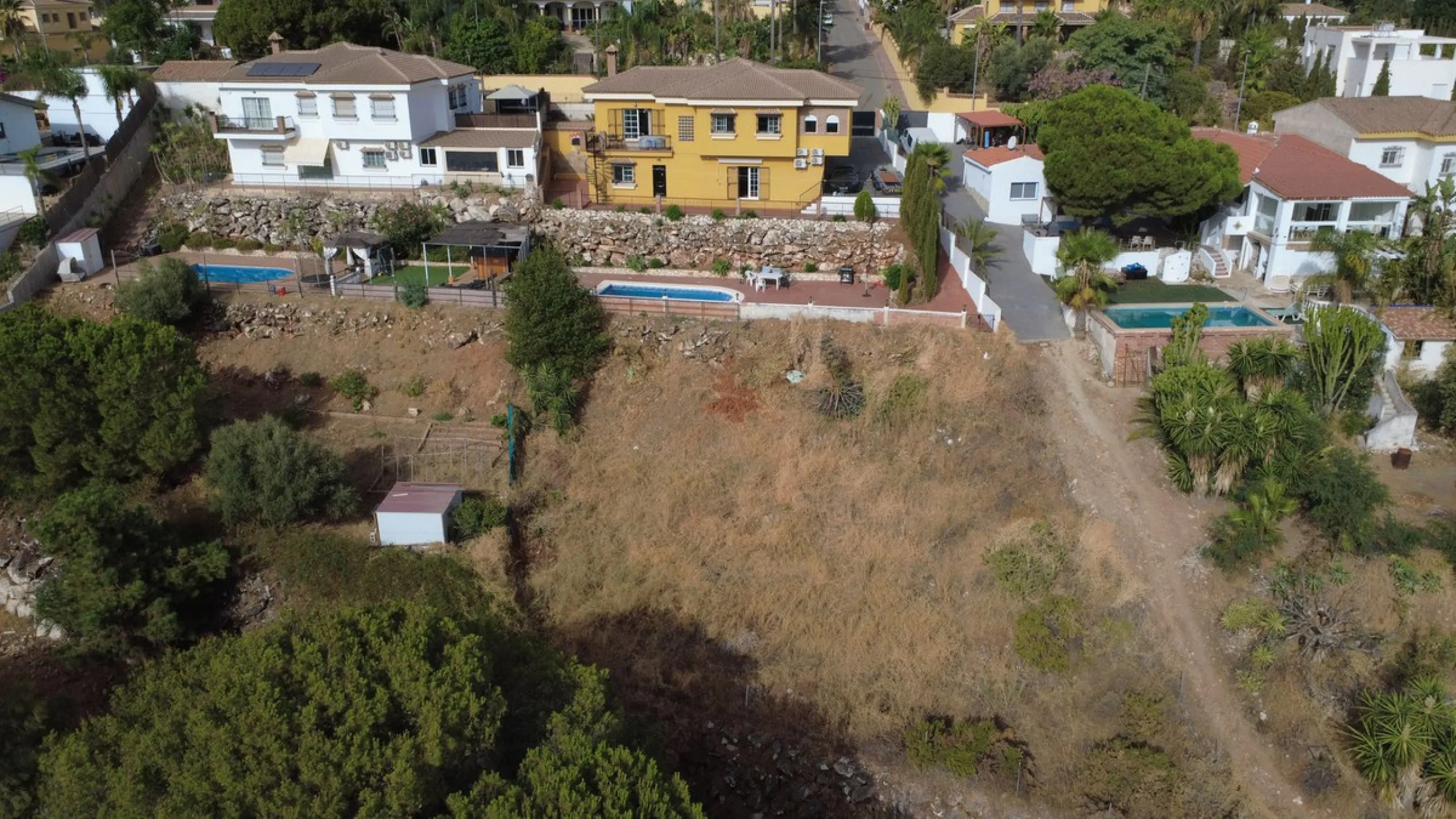 With incredible views down the valley to the coast of Málaga and the sea, this impressive, detached villa can be used as either a spacious family home or has the possibility of being a high-end B&B business.