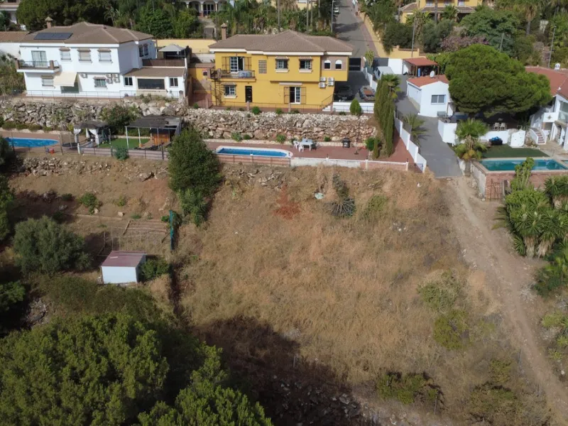 With incredible views down the valley to the coast of Málaga and the sea, this impressive, detached villa can be used as either a spacious family home or has the possibility of being a high-end B&B business.