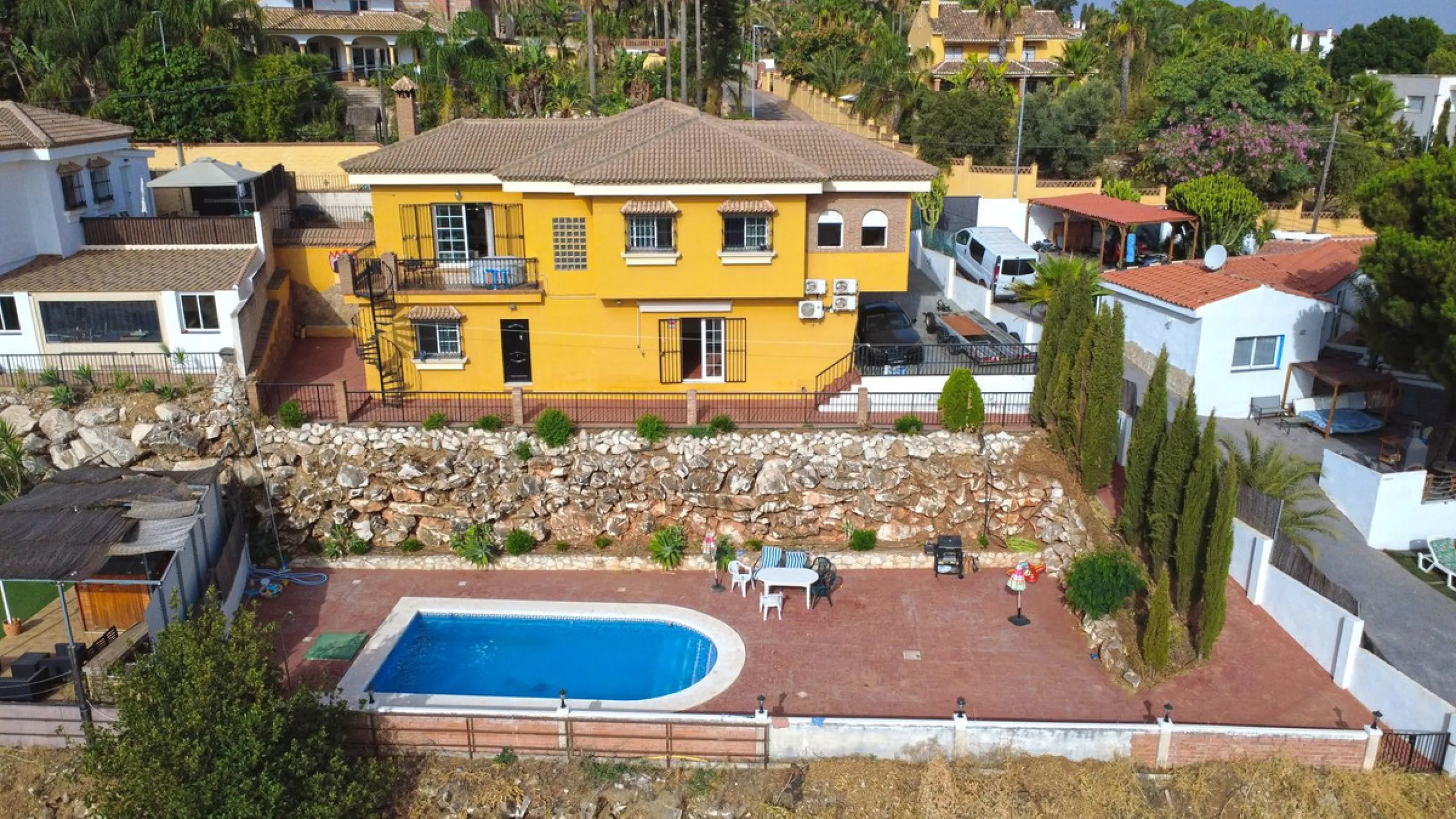 With incredible views down the valley to the coast of Málaga and the sea, this impressive, detached villa can be used as either a spacious family home or has the possibility of being a high-end B&B business.