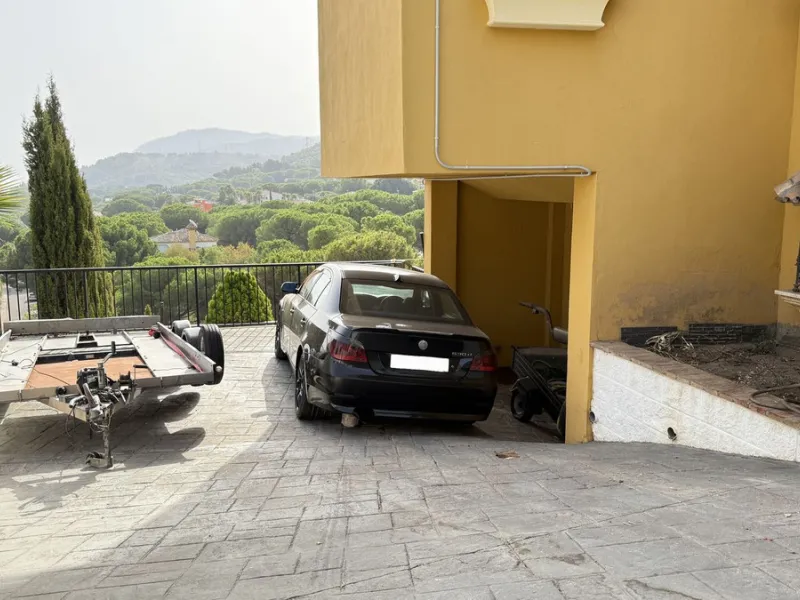 With incredible views down the valley to the coast of Málaga and the sea, this impressive, detached villa can be used as either a spacious family home or has the possibility of being a high-end B&B business.