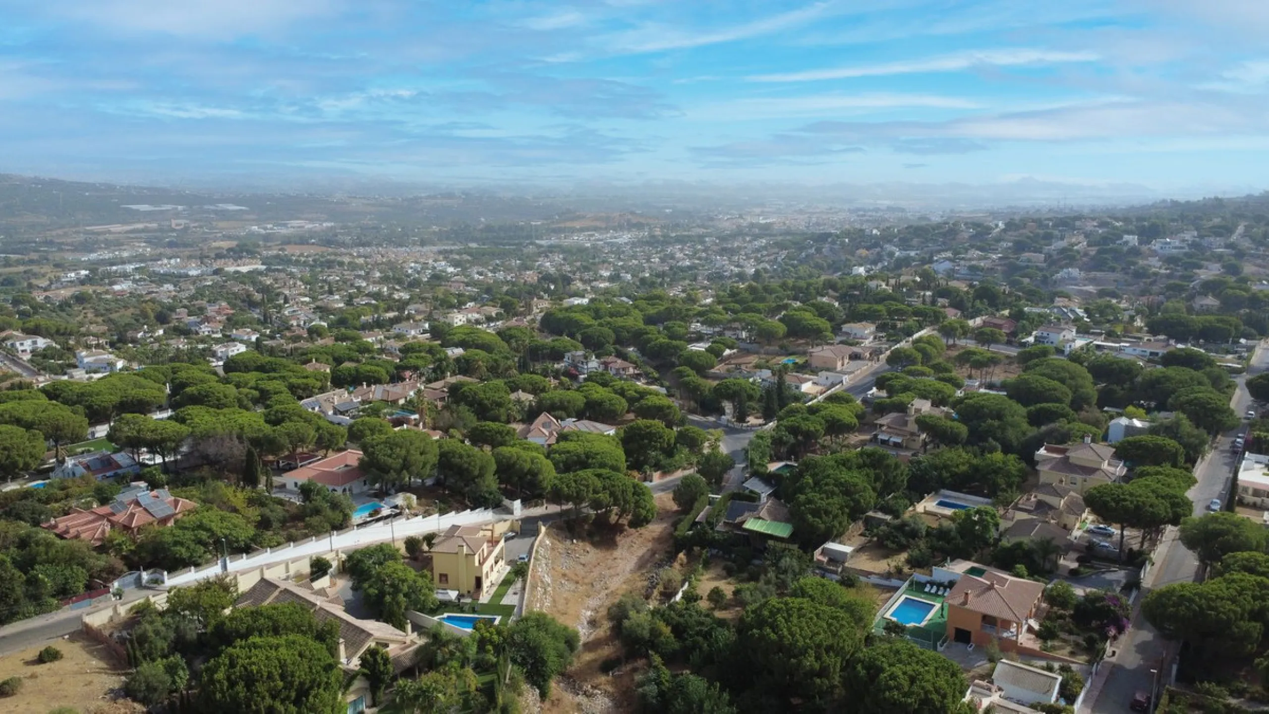 With incredible views down the valley to the coast of Málaga and the sea, this impressive, detached villa can be used as either a spacious family home or has the possibility of being a high-end B&B business.