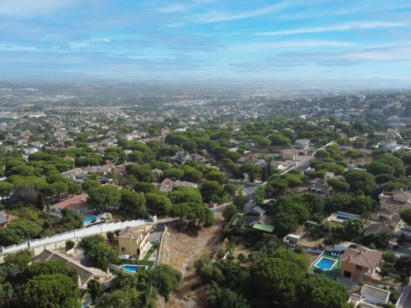 With incredible views down the valley to the coast of Málaga and the sea, this impressive, detached villa can be used as either a spacious family home or has the possibility of being a high-end B&B business.
