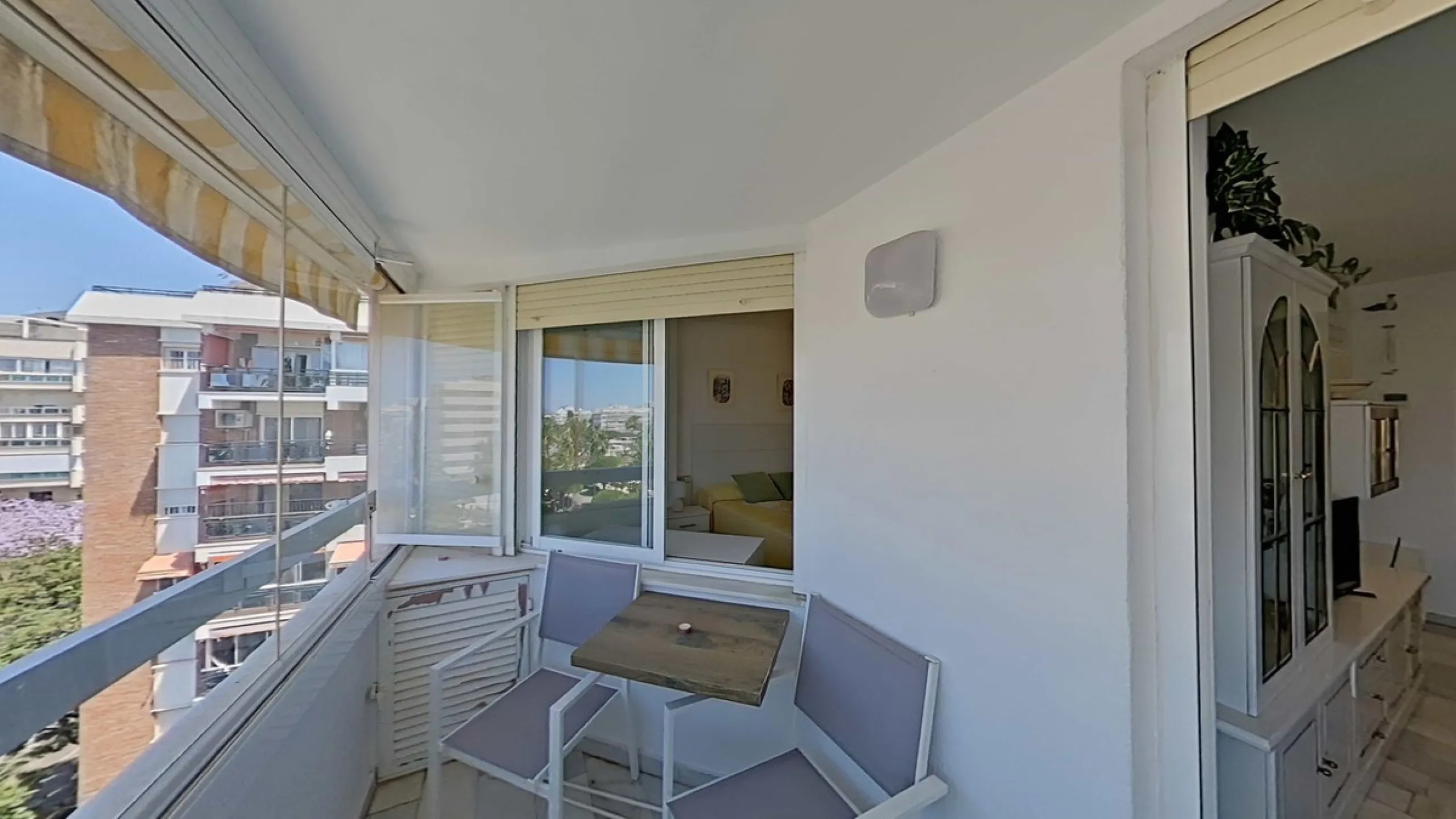 LA FONTANILLA!!!! APARTMENT WITH GARAGE, STORAGE ROOM, AND POOL!!! The best neighborhood located in the heart of Marbella. The apartment is on the sixth floor, facing southwest, which provides excellent natural light and includes hot/cold air conditioning