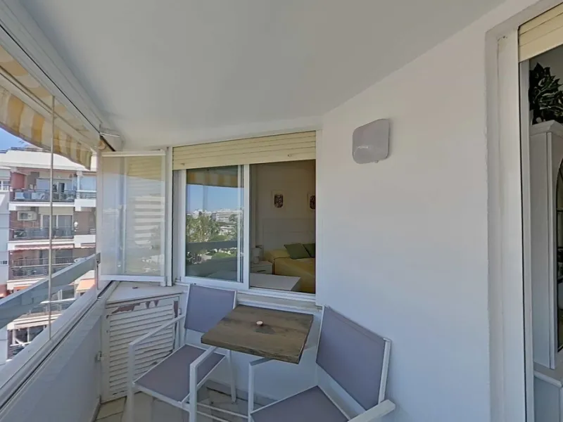 LA FONTANILLA!!!! APARTMENT WITH GARAGE, STORAGE ROOM, AND POOL!!! The best neighborhood located in the heart of Marbella. The apartment is on the sixth floor, facing southwest, which provides excellent natural light and includes hot/cold air conditioning