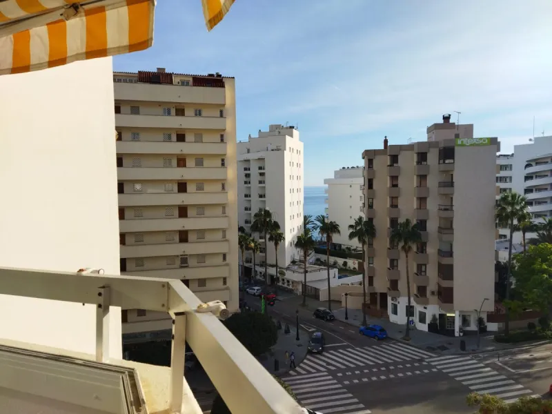LA FONTANILLA!!!! APARTMENT WITH GARAGE, STORAGE ROOM, AND POOL!!! The best neighborhood located in the heart of Marbella. The apartment is on the sixth floor, facing southwest, which provides excellent natural light and includes hot/cold air conditioning
