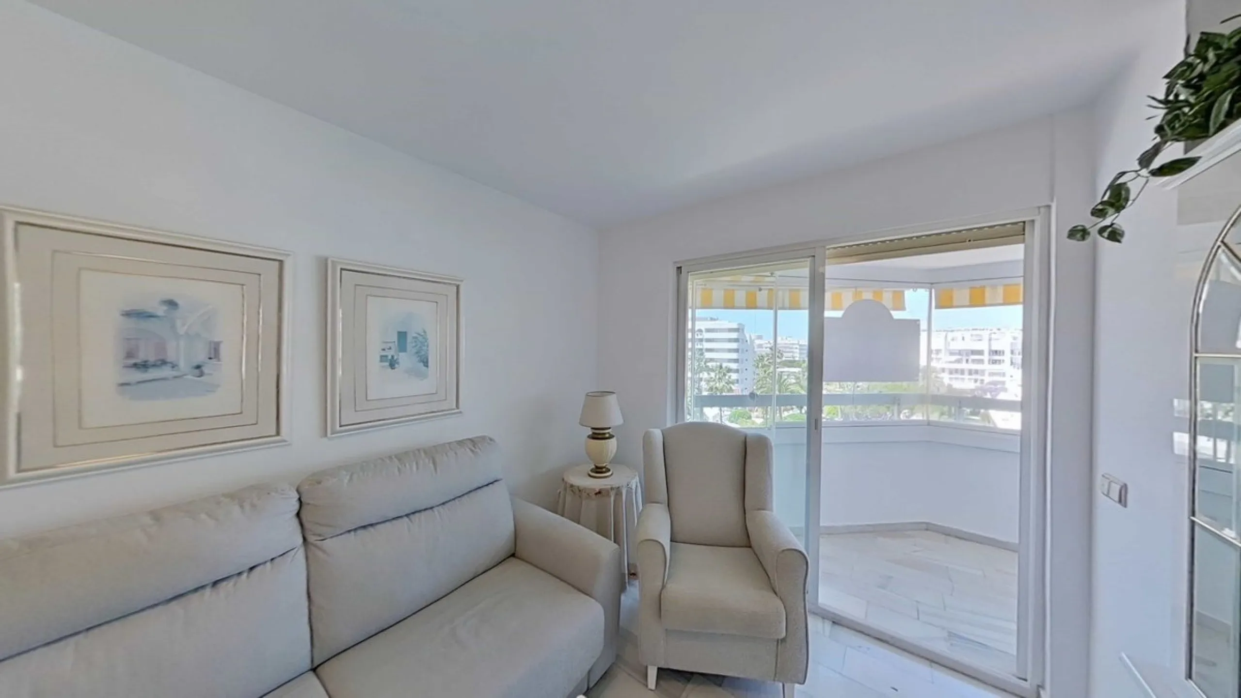 LA FONTANILLA!!!! APARTMENT WITH GARAGE, STORAGE ROOM, AND POOL!!! The best neighborhood located in the heart of Marbella. The apartment is on the sixth floor, facing southwest, which provides excellent natural light and includes hot/cold air conditioning