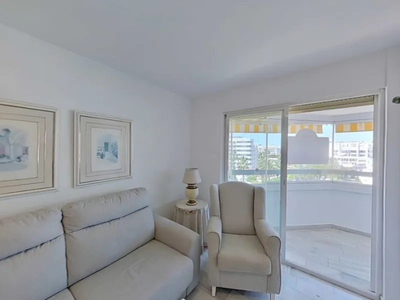LA FONTANILLA!!!! APARTMENT WITH GARAGE, STORAGE ROOM, AND POOL!!! The best neighborhood located in the heart of Marbella. The apartment is on the sixth floor, facing southwest, which provides excellent natural light and includes hot/cold air conditioning