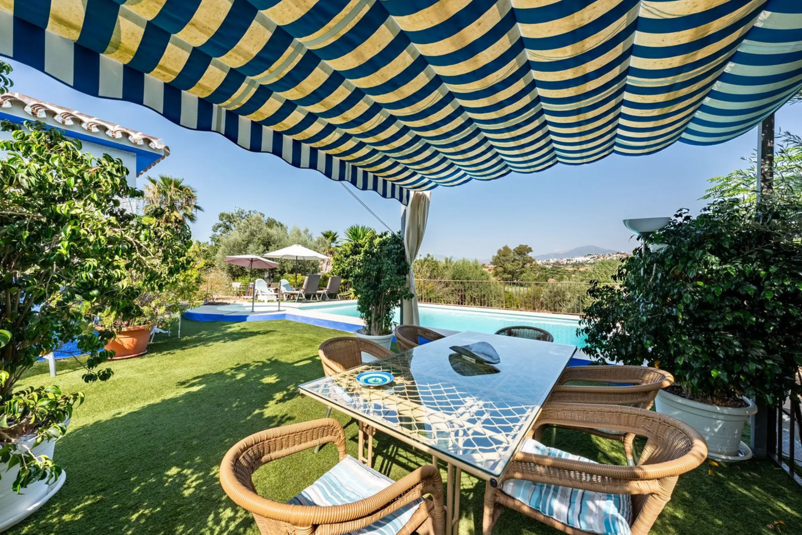 Located just a few minutes from the charming village of Coín, this delightful country house offers the perfect combination of tranquillity, privacy and comfort, right in the heart of the Andalusian countryside. Surrounded by nature, with views of the moun