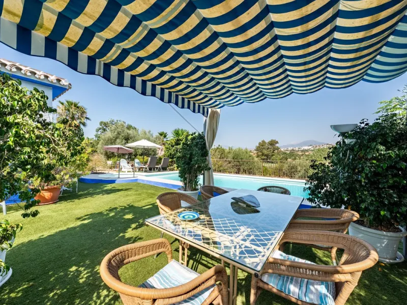 Located just a few minutes from the charming village of Coín, this delightful country house offers the perfect combination of tranquillity, privacy and comfort, right in the heart of the Andalusian countryside. Surrounded by nature, with views of the moun