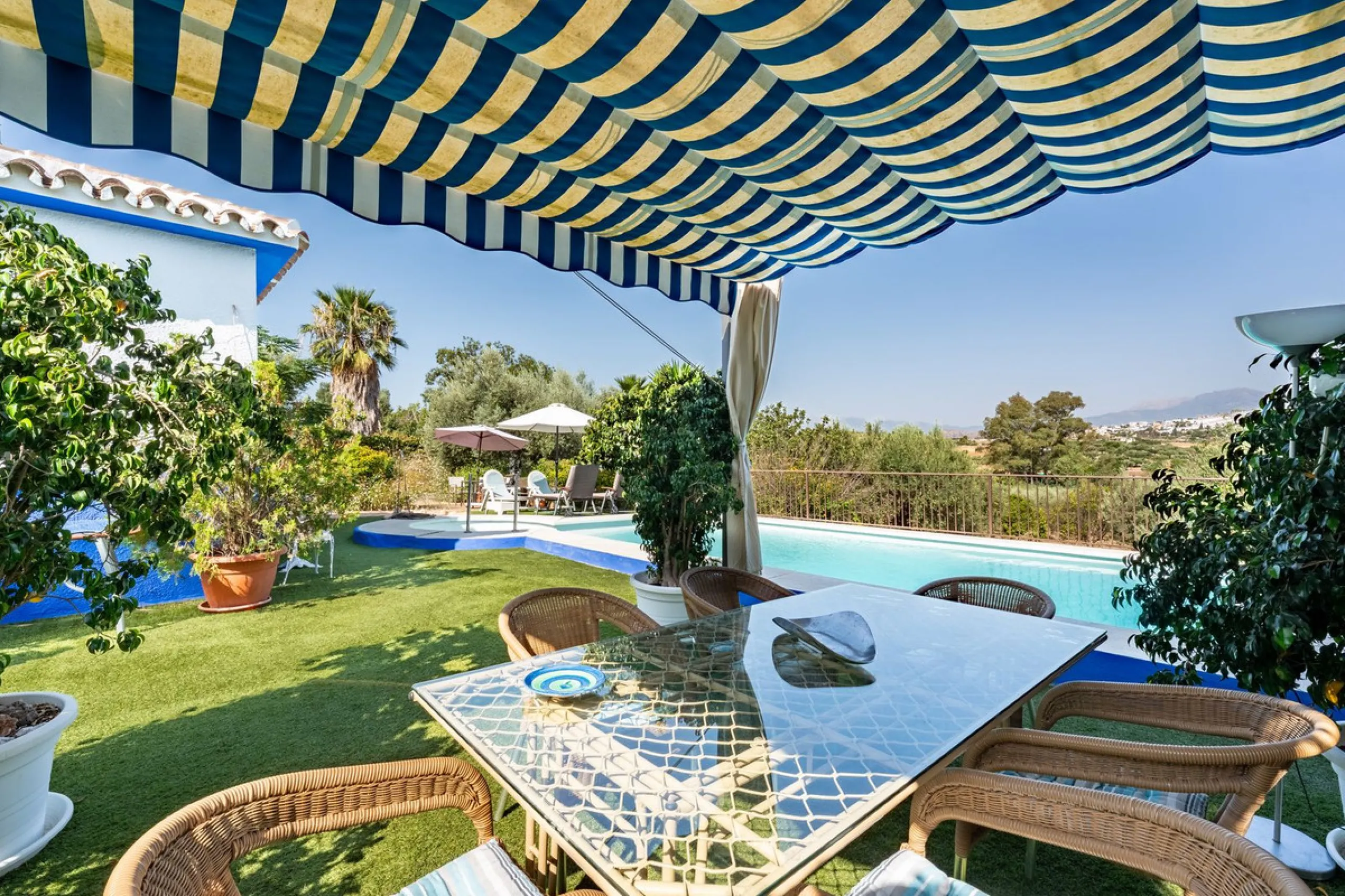 Located just a few minutes from the charming village of Coín, this delightful country house offers the perfect combination of tranquillity, privacy and comfort, right in the heart of the Andalusian countryside. Surrounded by nature, with views of the moun