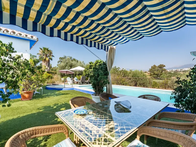 Located just a few minutes from the charming village of Coín, this delightful country house offers the perfect combination of tranquillity, privacy and comfort, right in the heart of the Andalusian countryside. Surrounded by nature, with views of the moun