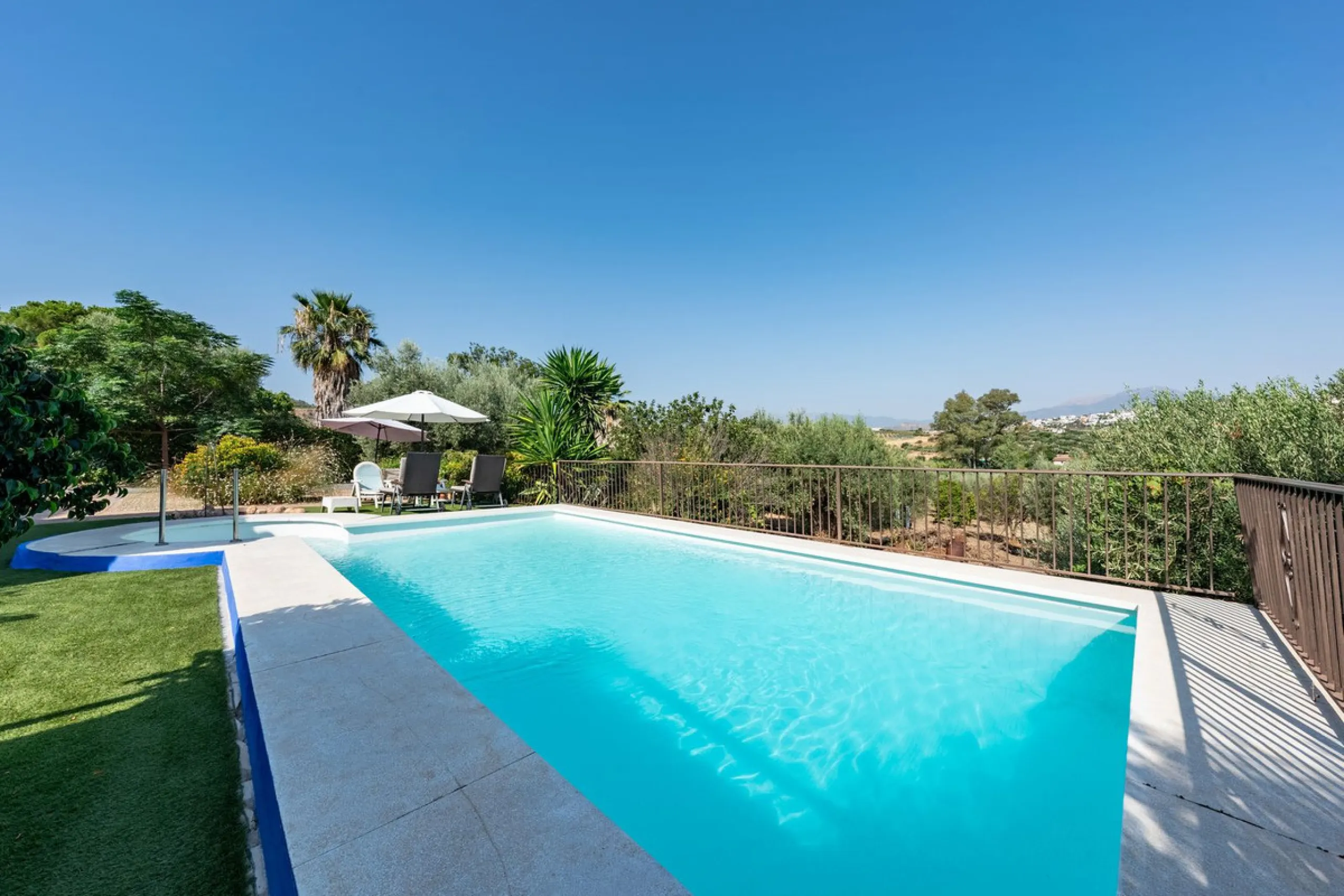 Located just a few minutes from the charming village of Coín, this delightful country house offers the perfect combination of tranquillity, privacy and comfort, right in the heart of the Andalusian countryside. Surrounded by nature, with views of the moun