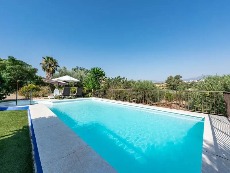 Located just a few minutes from the charming village of Coín, this delightful country house offers the perfect combination of tranquillity, privacy and comfort, right in the heart of the Andalusian countryside. Surrounded by nature, with views of the moun