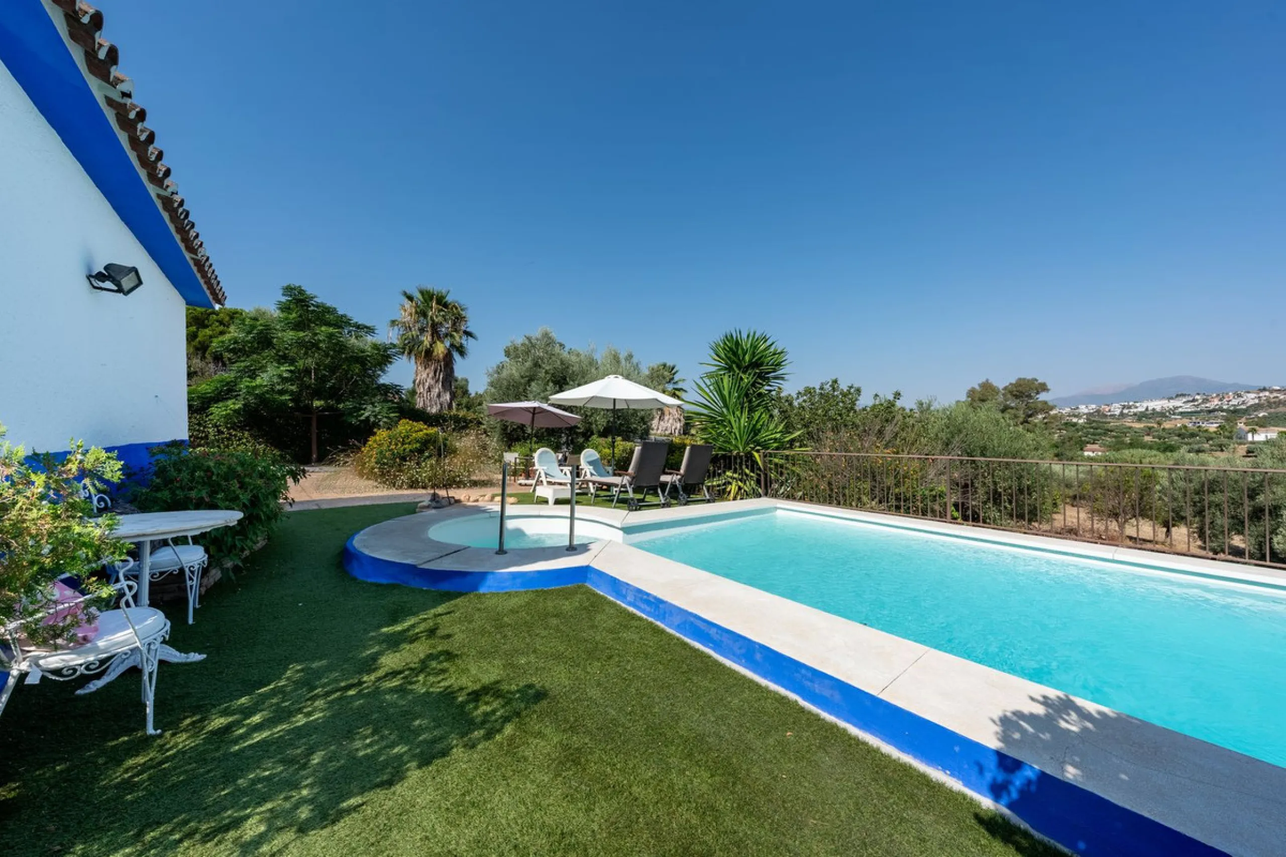 Located just a few minutes from the charming village of Coín, this delightful country house offers the perfect combination of tranquillity, privacy and comfort, right in the heart of the Andalusian countryside. Surrounded by nature, with views of the moun