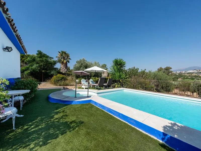 Located just a few minutes from the charming village of Coín, this delightful country house offers the perfect combination of tranquillity, privacy and comfort, right in the heart of the Andalusian countryside. Surrounded by nature, with views of the moun