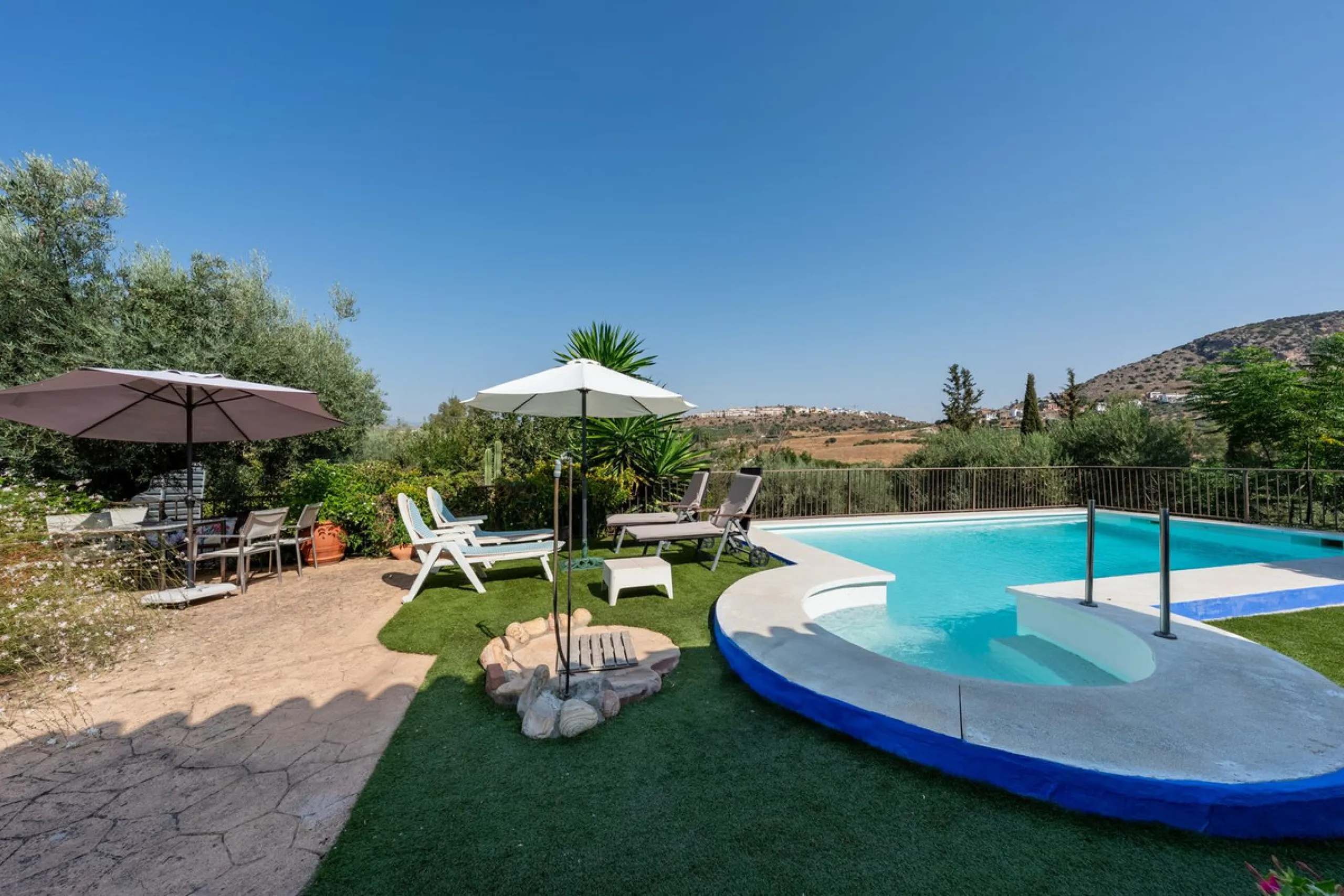 Located just a few minutes from the charming village of Coín, this delightful country house offers the perfect combination of tranquillity, privacy and comfort, right in the heart of the Andalusian countryside. Surrounded by nature, with views of the moun