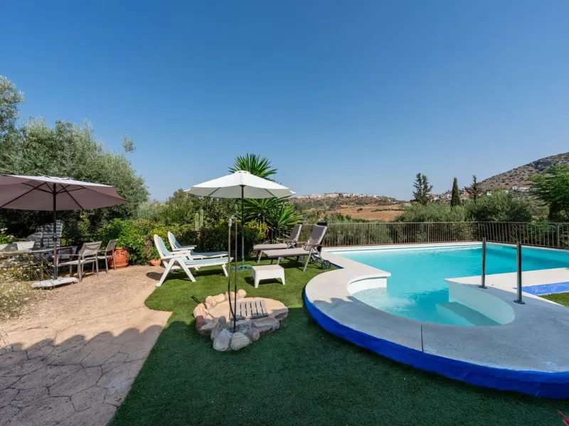 Located just a few minutes from the charming village of Coín, this delightful country house offers the perfect combination of tranquillity, privacy and comfort, right in the heart of the Andalusian countryside. Surrounded by nature, with views of the moun