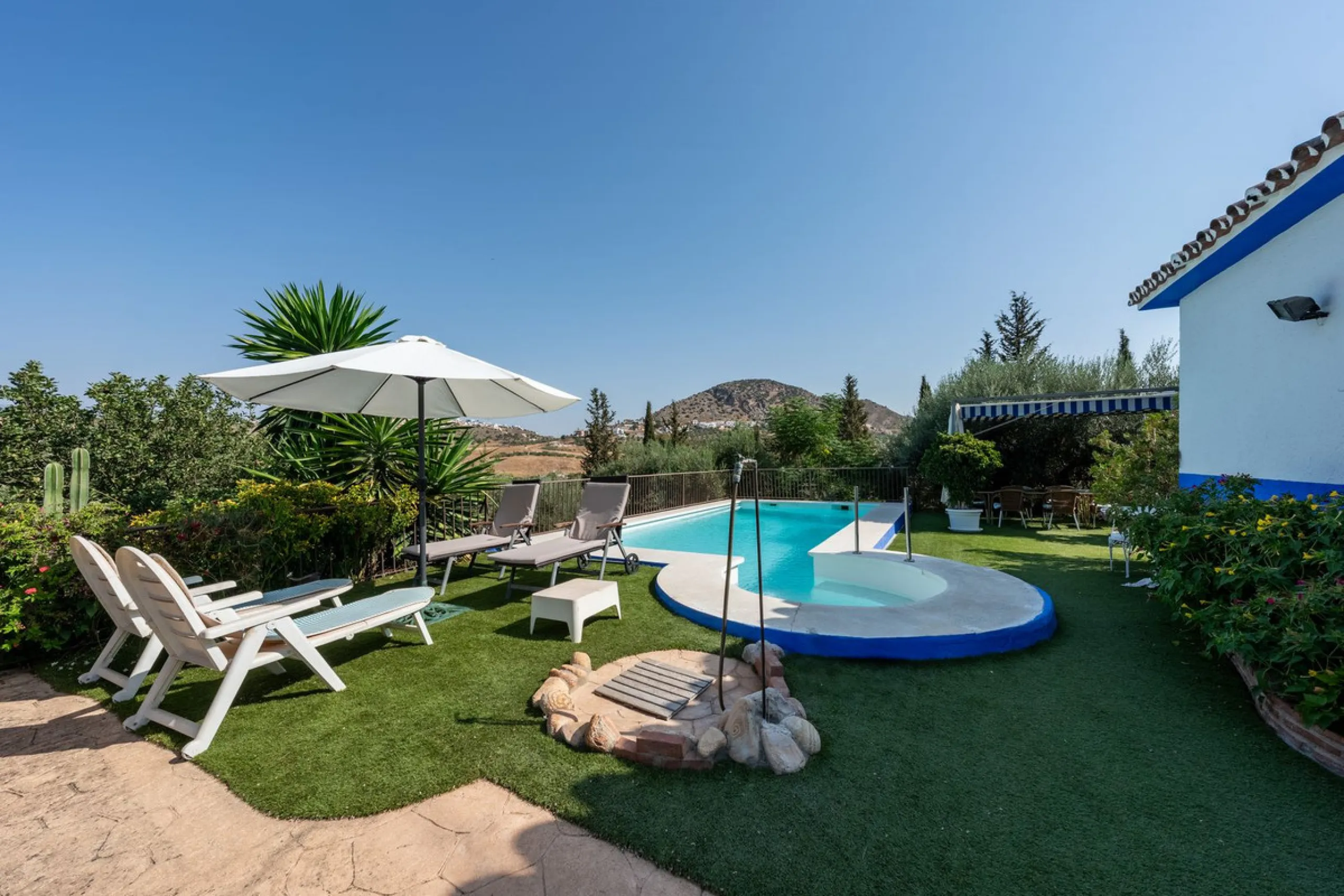 Located just a few minutes from the charming village of Coín, this delightful country house offers the perfect combination of tranquillity, privacy and comfort, right in the heart of the Andalusian countryside. Surrounded by nature, with views of the moun