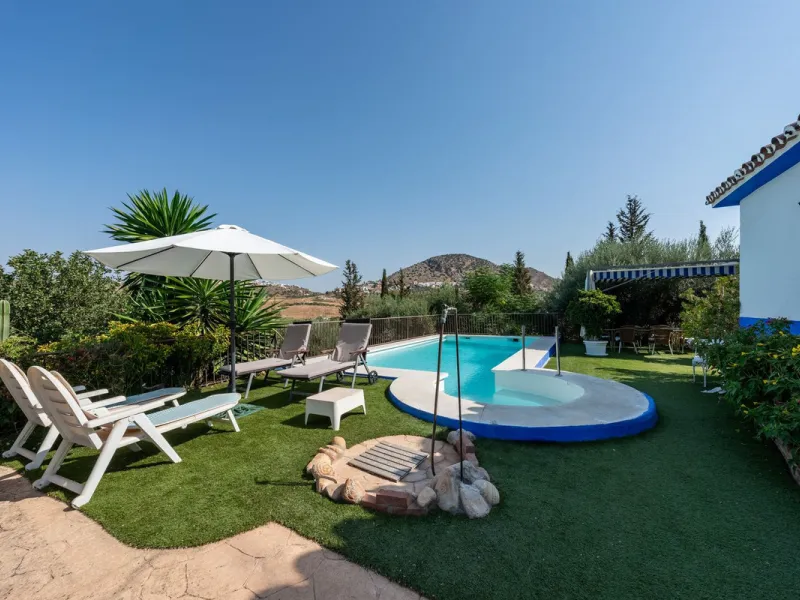 Located just a few minutes from the charming village of Coín, this delightful country house offers the perfect combination of tranquillity, privacy and comfort, right in the heart of the Andalusian countryside. Surrounded by nature, with views of the moun