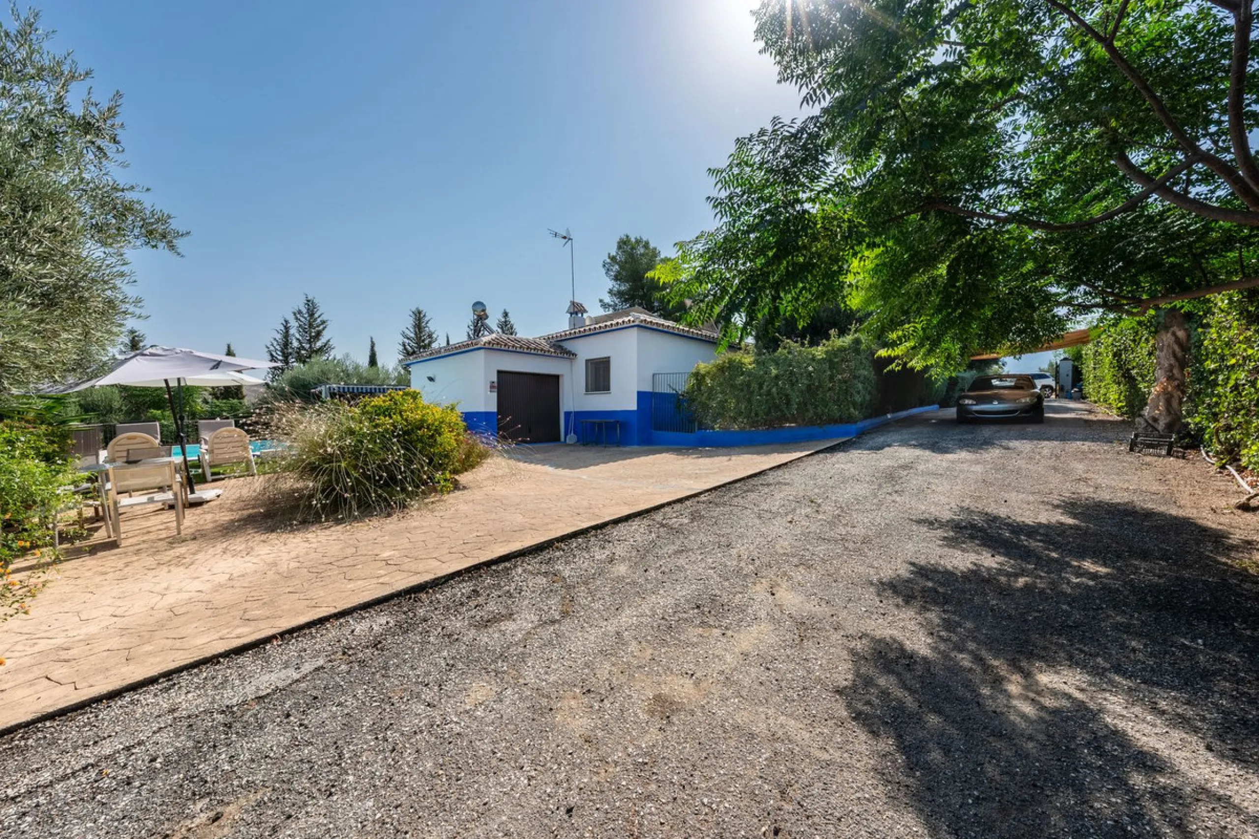 Located just a few minutes from the charming village of Coín, this delightful country house offers the perfect combination of tranquillity, privacy and comfort, right in the heart of the Andalusian countryside. Surrounded by nature, with views of the moun