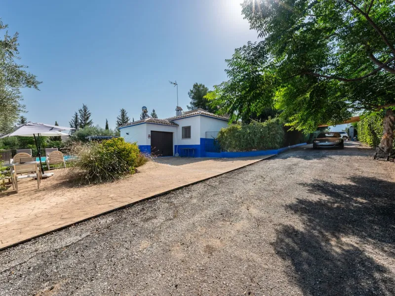 Located just a few minutes from the charming village of Coín, this delightful country house offers the perfect combination of tranquillity, privacy and comfort, right in the heart of the Andalusian countryside. Surrounded by nature, with views of the moun
