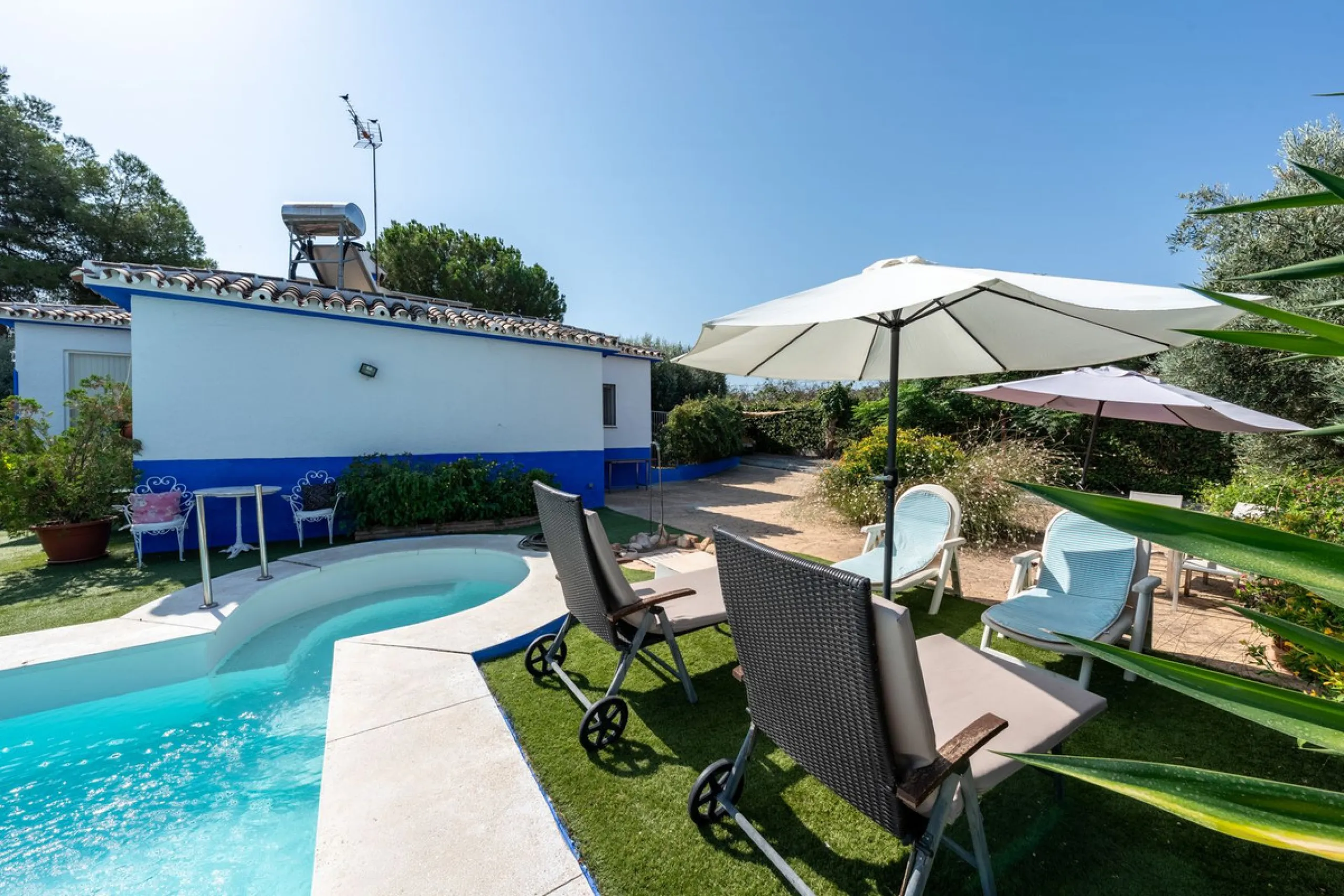Located just a few minutes from the charming village of Coín, this delightful country house offers the perfect combination of tranquillity, privacy and comfort, right in the heart of the Andalusian countryside. Surrounded by nature, with views of the moun