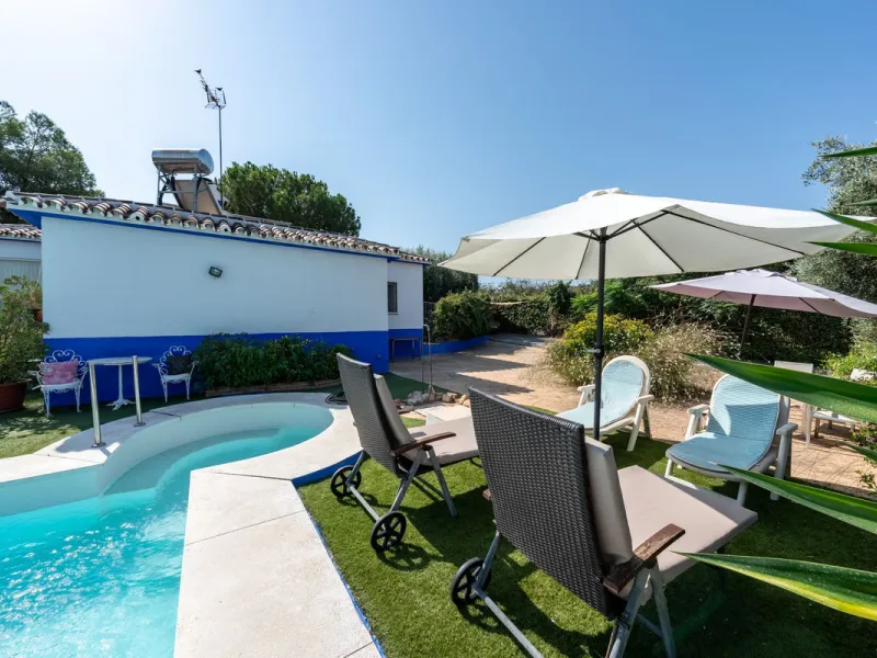 Located just a few minutes from the charming village of Coín, this delightful country house offers the perfect combination of tranquillity, privacy and comfort, right in the heart of the Andalusian countryside. Surrounded by nature, with views of the moun