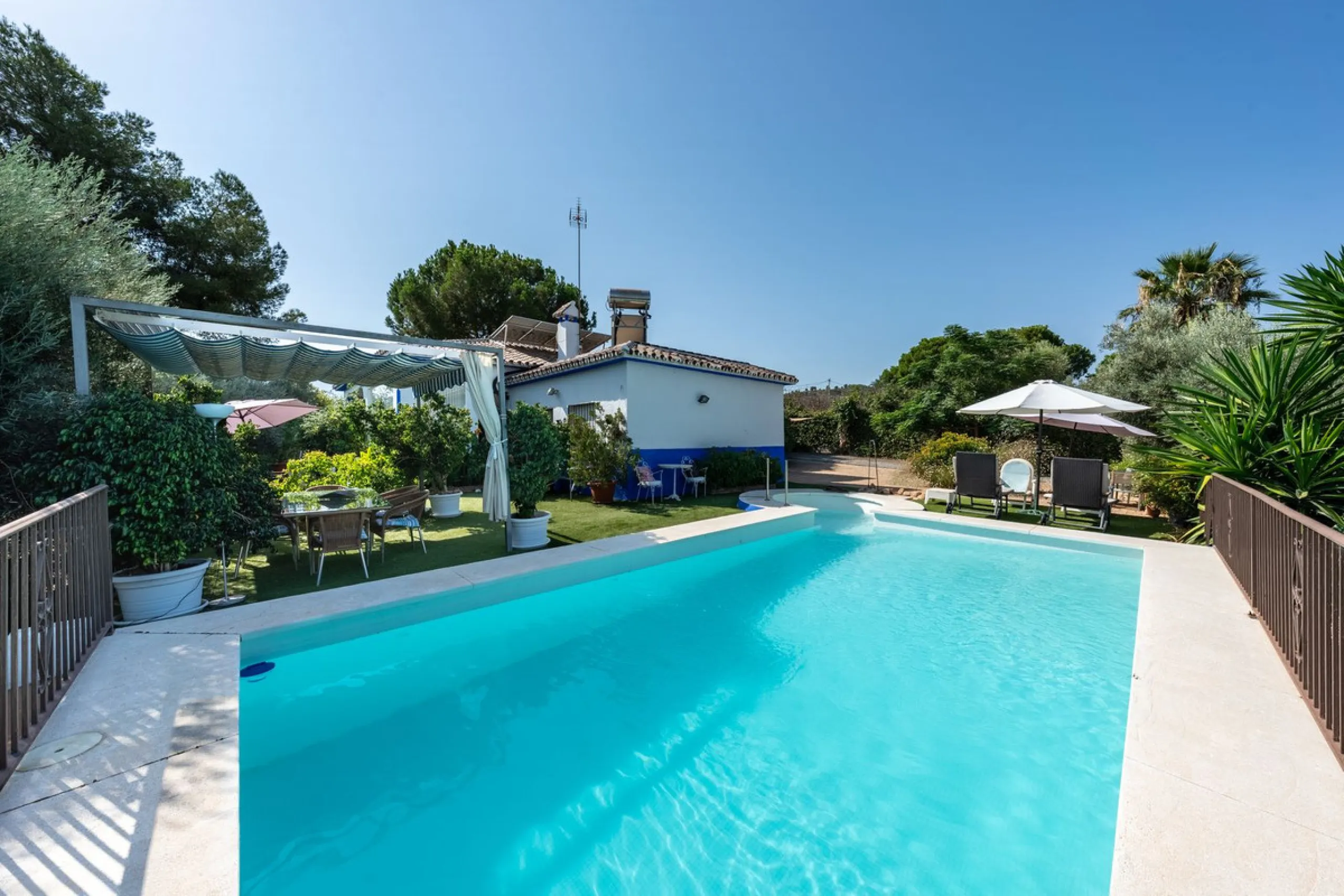 Located just a few minutes from the charming village of Coín, this delightful country house offers the perfect combination of tranquillity, privacy and comfort, right in the heart of the Andalusian countryside. Surrounded by nature, with views of the moun