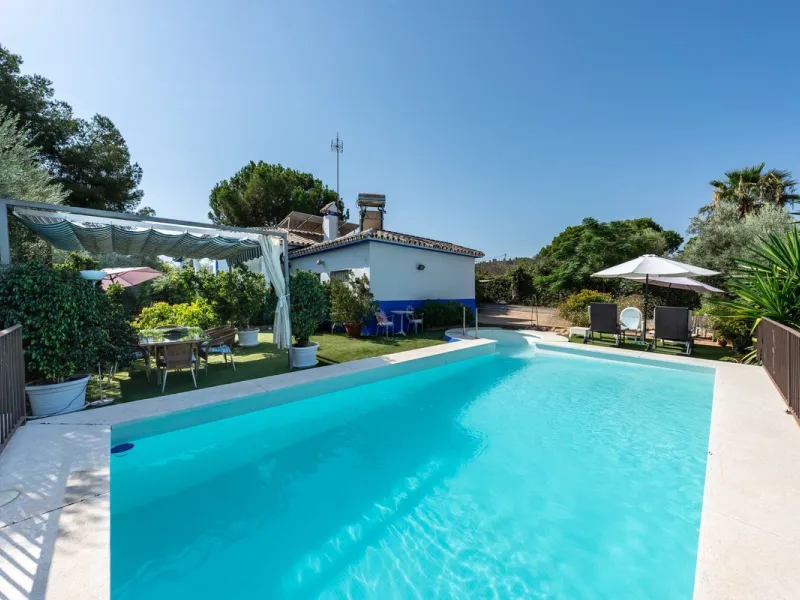 Located just a few minutes from the charming village of Coín, this delightful country house offers the perfect combination of tranquillity, privacy and comfort, right in the heart of the Andalusian countryside. Surrounded by nature, with views of the moun