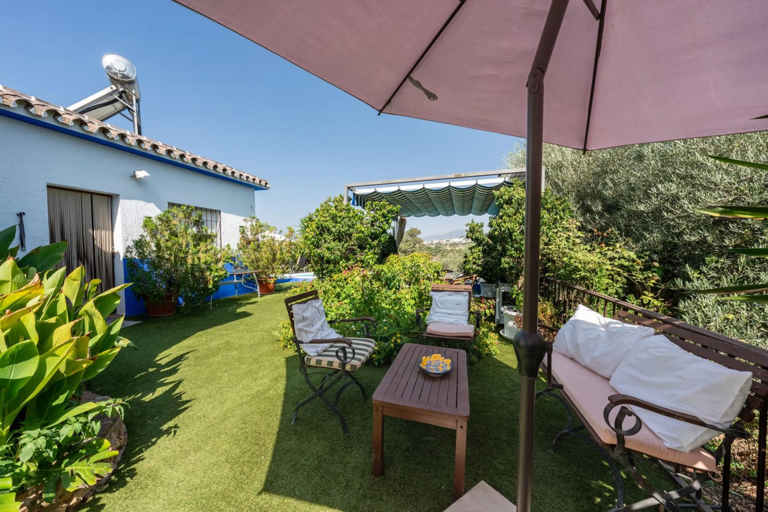 Located just a few minutes from the charming village of Coín, this delightful country house offers the perfect combination of tranquillity, privacy and comfort, right in the heart of the Andalusian countryside. Surrounded by nature, with views of the moun