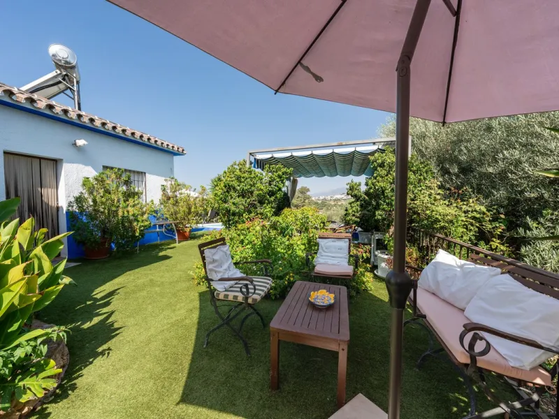 Located just a few minutes from the charming village of Coín, this delightful country house offers the perfect combination of tranquillity, privacy and comfort, right in the heart of the Andalusian countryside. Surrounded by nature, with views of the moun
