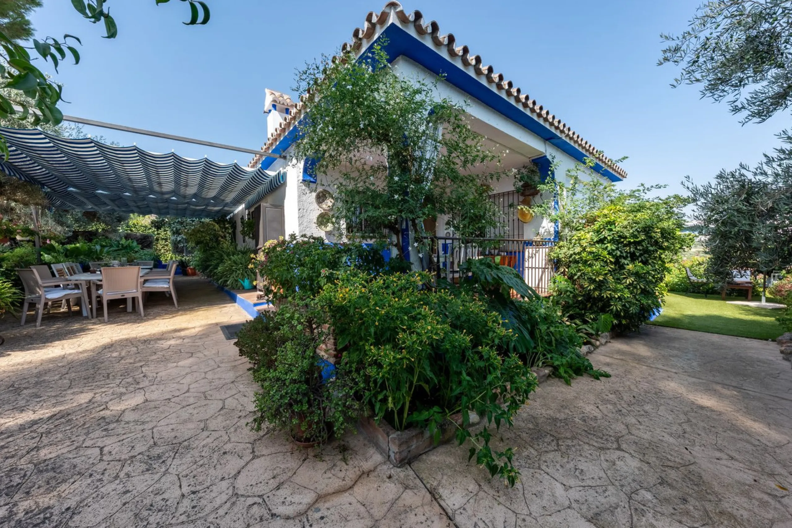 Located just a few minutes from the charming village of Coín, this delightful country house offers the perfect combination of tranquillity, privacy and comfort, right in the heart of the Andalusian countryside. Surrounded by nature, with views of the moun