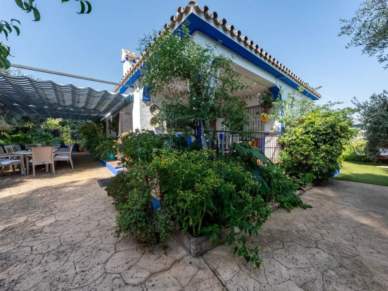 Located just a few minutes from the charming village of Coín, this delightful country house offers the perfect combination of tranquillity, privacy and comfort, right in the heart of the Andalusian countryside. Surrounded by nature, with views of the moun