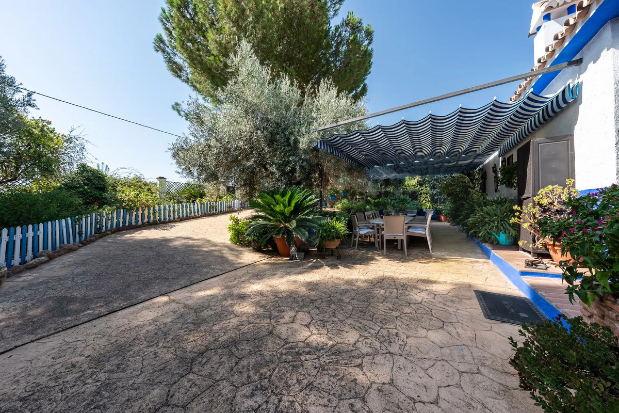 Located just a few minutes from the charming village of Coín, this delightful country house offers the perfect combination of tranquillity, privacy and comfort, right in the heart of the Andalusian countryside. Surrounded by nature, with views of the moun