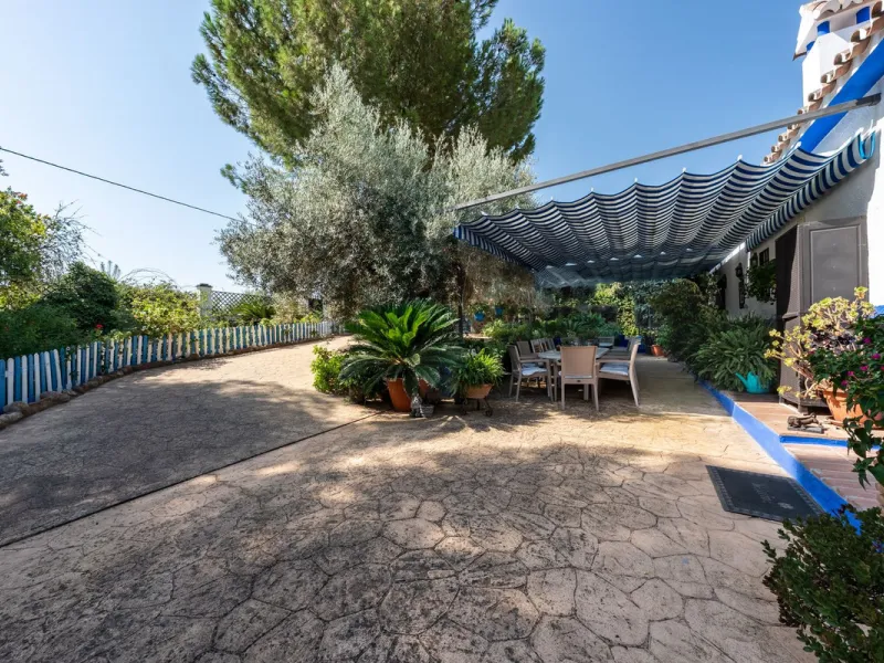 Located just a few minutes from the charming village of Coín, this delightful country house offers the perfect combination of tranquillity, privacy and comfort, right in the heart of the Andalusian countryside. Surrounded by nature, with views of the moun